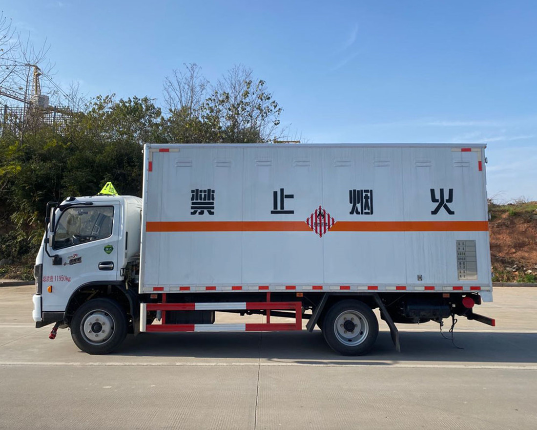 東風多利卡D7腐蝕性物(wù)品廂式運輸車(chē)